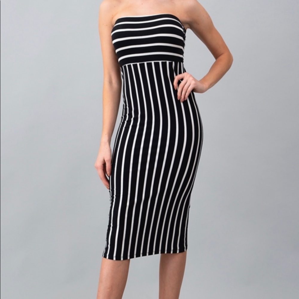 💕NEW💕 Stripped Midi Dress in Black
